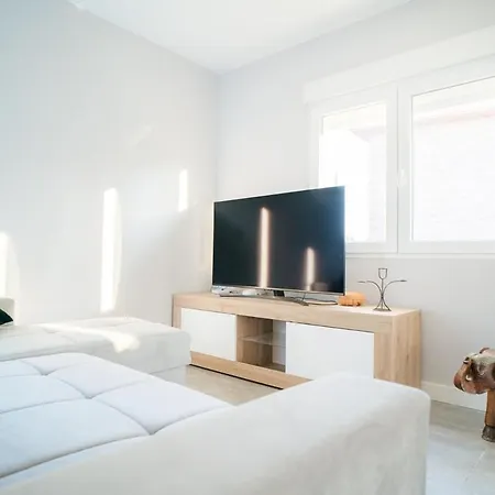 Holiday home Charming New Beachside House Up To 8 Beds! *