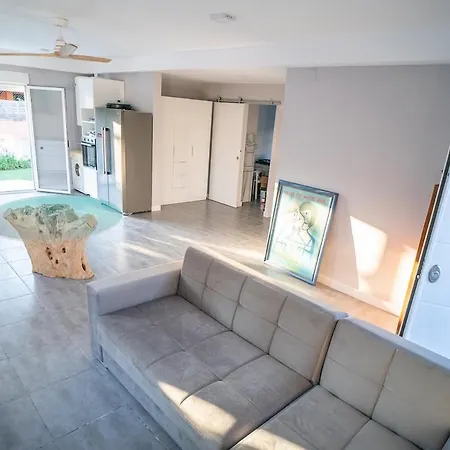 Charming New Beachside House Up To 8 Beds! Holiday home *